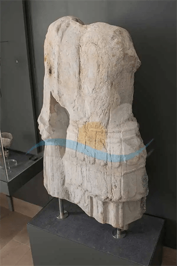 Αρχαιολογικό Μουσείο Κύθνου, ακέφαλο αγάλμα πολεμιστή.