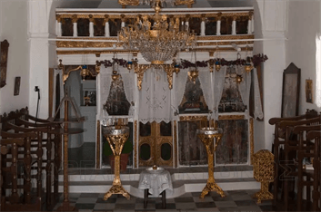 Από το εσωτερικό της Εκκλησίας Της Παναγίας της Στρατολάτισσας στην Κύθνο, Το Ιερό.