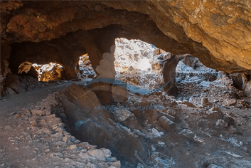 Απομεινάρι από την μεταλλευτική δραστηριότητα στην Κύθνο τα σπήλαια, τα τούνελ και τα φρέαρ στην περιοχή Τουρκάλα στο Ζωγκάκι Κύθνου.